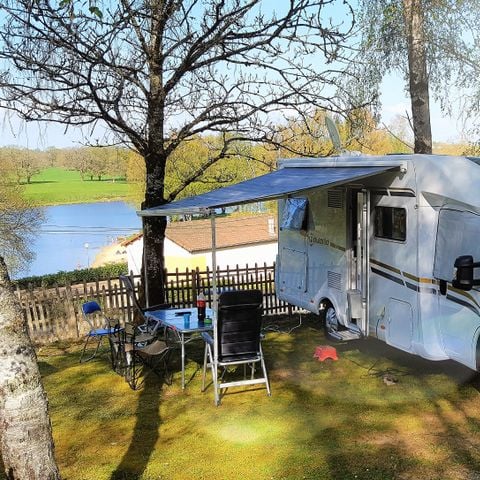 Kampeerplaats - Privilege pakket met uitzicht op het meer ( 1 tent, caravan of camper / 1 auto / 10A elektriciteit / uitzicht op het meer)