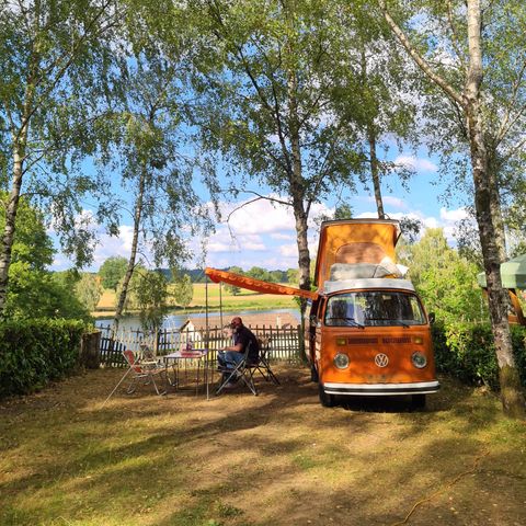 Kampeerplaats - Privilege pakket met uitzicht op het meer ( 1 tent, caravan of camper / 1 auto / 10A elektriciteit / uitzicht op het meer)