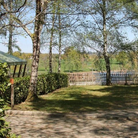 PARCELA - Paquete Privilegio con vistas al lago ( 1 tienda, caravana o autocaravana / 1 coche / electricidad 10A / vistas al lago)