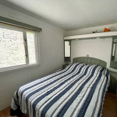 BUNGALOW 8 personnes - Mobil-home atypique (JF 02) - 4 chambres - 2 salles de bain - Cuisine d’été équipée 8 pers