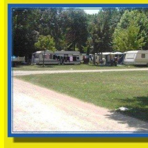 STAANPLAATS - pakket 1 voertuig, elektriciteit, 1 caravan of 1 tent