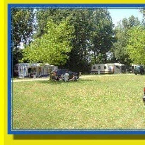 EMPLACEMENT - forfait 1 véhicule, électricité, 1 caravane ou 1 tente