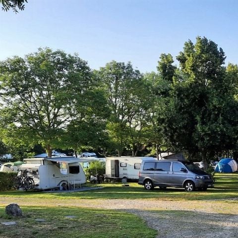 Kampeerplaats - Standplaats Zonder elektriciteit tent of 1 bestelwagen of 1 omgebouwde bestelwagen