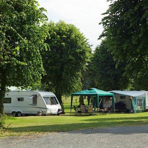 Stellplatz - Stellplatz Grand Confort - Elektrizität 10A - Wasser - Abwasserentsorgung in grau
