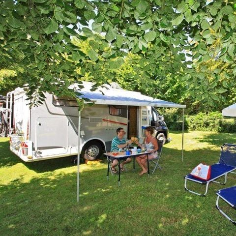 STAANPLAATS - Grand Confort standplaats - 10A elektriciteit - Water - Grijs water afvoer