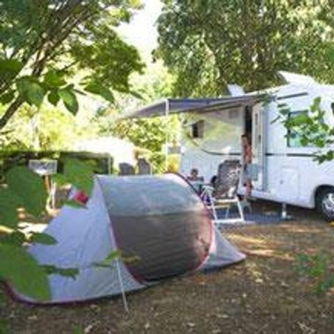 EMPLACEMENT - NATURE ( 2 pers. sans éléc + 1 véhicule + 1 Tente ou 1 Caravane ou Camping-car)