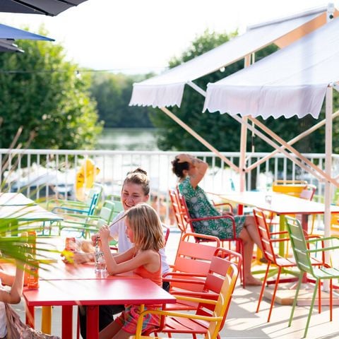 STAANPLAATS - COMFORT SPACE (2 pers. + 10 A elec. + 1 Voertuig + 1 Tent of 1 Caravan of 1 Camper)