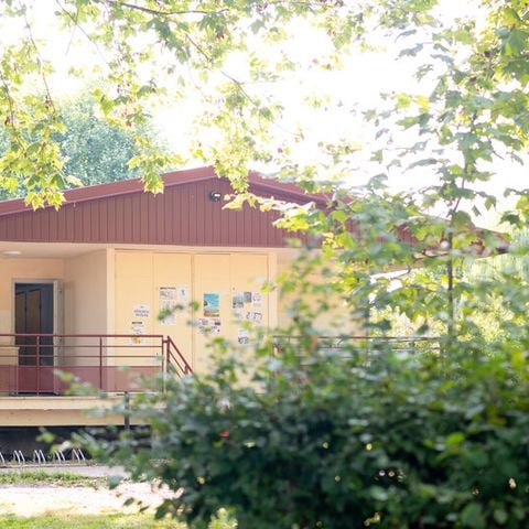 STAANPLAATS - COMFORT SPACE (2 pers. + 10 A elec. + 1 Voertuig + 1 Tent of 1 Caravan of 1 Camper)