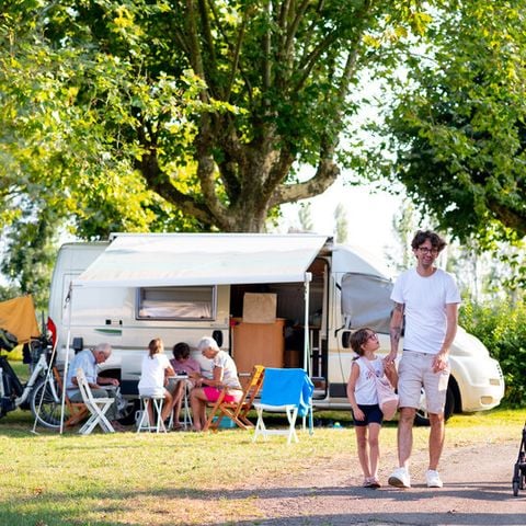 Stellplatz - KOMFORT-STELLPLATZ (2 Pers. + 10 A Strom + 1 Fahrzeug + 1 Zelt oder 1 Wohnwagen oder 1 Wohnmobil)