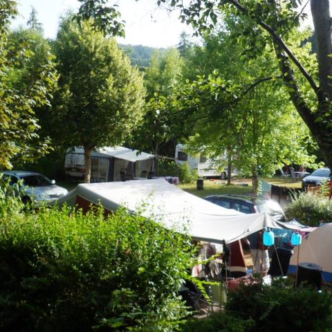 Kampeerplaats - Comfortpakket (1 tent, caravan of camper / 1 auto / elektriciteit 6A)