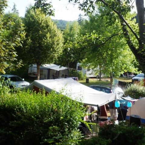 Stellplatz - Forfait Confort (1 Zelt, Wohnwagen oder Wohnmobil / 1 Auto / Strom 6A)