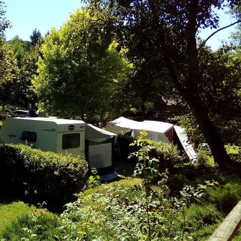 Stellplatz - Forfait Nature (1 Zelt, Wohnwagen oder Wohnmobil / 1 Auto)