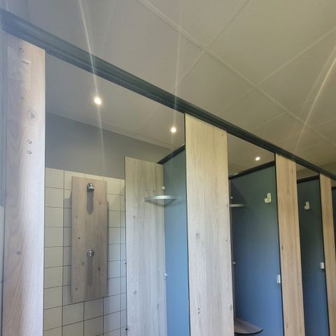 Stellplatz - Forfait Confort (2 pers/1 Zelt,Wohnwagen oder Wohnmobil/1 Auto/Wasser+Strom 10A) 80 bis 120 m²