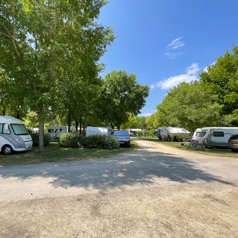 Kampeerplaats - Comfortpakket (2 personen/1 tent, caravan of camper/1 auto/water+10A elektriciteit) 80 tot 120 m².