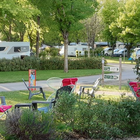Kampeerplaats - Comfortpakket (2 personen/1 tent, caravan of camper/1 auto/water+10A elektriciteit) 80 tot 120 m².