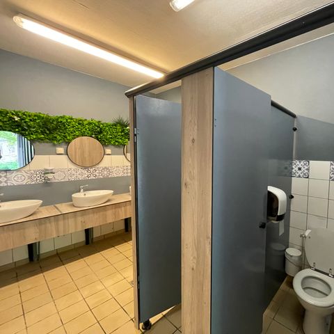 Kampeerplaats - Privilege pakket (2 pers/1 tent, caravan of camper/1 auto/water+elec 10A) 140 tot 180m².