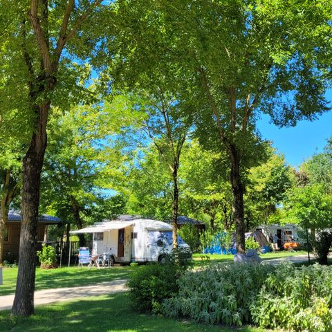Kampeerplaats - Privilege pakket (2 pers/1 tent, caravan of camper/1 auto/water+elec 10A) 140 tot 180m².