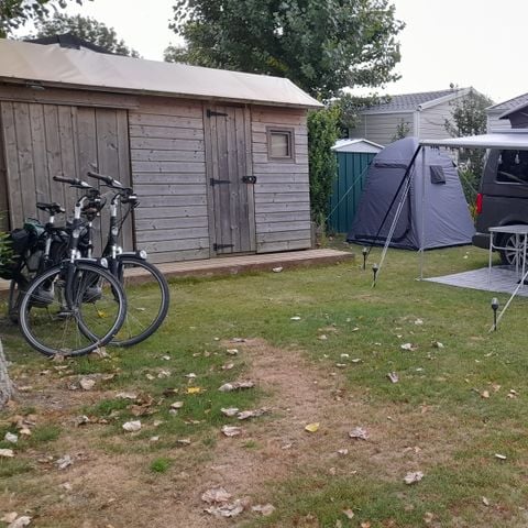 EMPLACEMENT - Forfait Premium Freecamp Original (installation + éléctricité + WC /douche privé +frigo + feux gaz) 2/6 pers