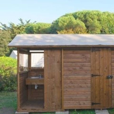 PARCELA - Freecamp Original Premium Package (instalación + electricidad + WC/ducha privados + nevera + hornillos de gas) 2/6 pers