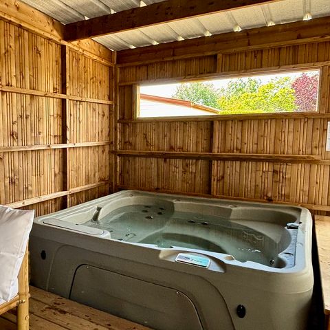 Mobilheim 4 personen - Spa-Hütte Premium 33m² (2 Zimmer) + überdachte Terrasse + TV + LV + Plancha + Bettwäsche + Handtücher