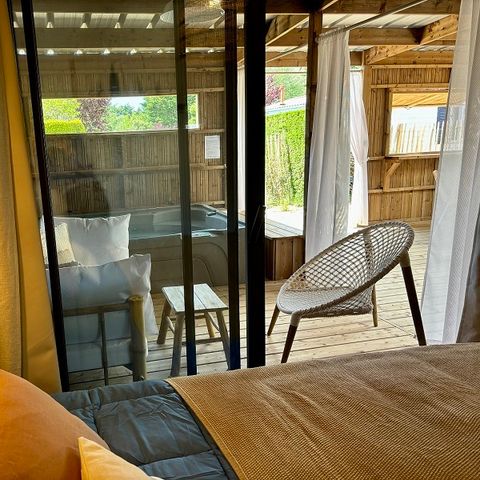 Mobilheim 4 personen - Spa-Hütte Premium 33m² (2 Zimmer) + überdachte Terrasse + TV + LV + Plancha + Bettwäsche + Handtücher