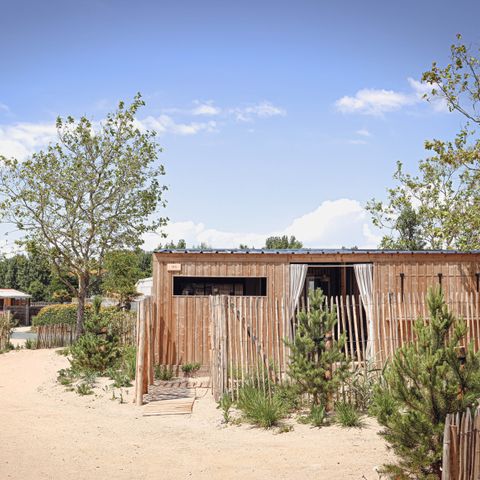 Mobilheim 4 personen - Spa-Hütte Premium 33m² (2 Zimmer) + überdachte Terrasse + TV + LV + Plancha + Bettwäsche + Handtücher