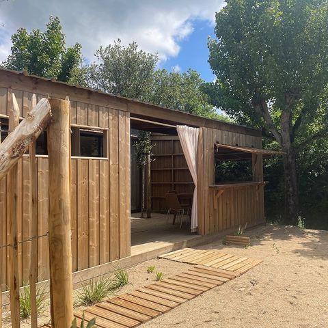 Mobilheim 4 Personen - Spa-Hütte Premium 33m² (2 Zimmer) + überdachte Terrasse + TV + LV + Plancha + Bettwäsche + Handtücher