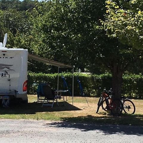 STAANPLAATS - Grote comfortplaats - caravan en camper