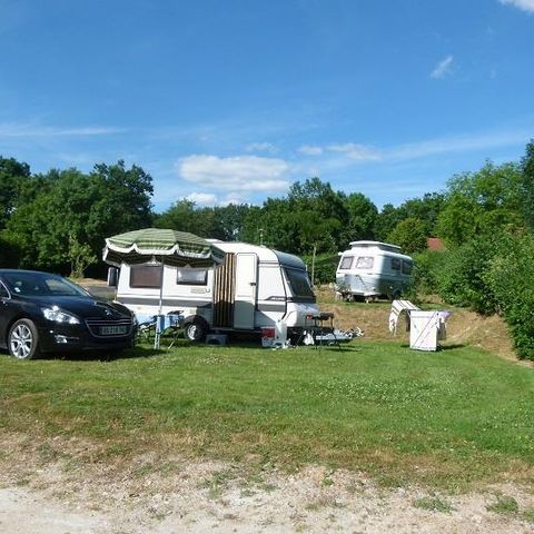 STAANPLAATS - Grote comfortplaats - caravan en camper
