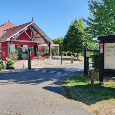 Flower Camping Le Val Vert en Berry - Camping Indre - Image N°3