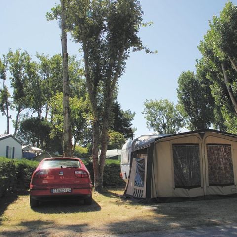 EMPLACEMENT - Forfait Confort (1 tente, caravane ou camping-car / 1 voiture / électricité 10A)