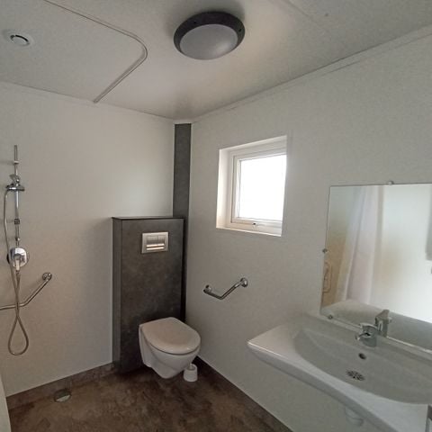 Mobilheim 5 personen - C „Hélios“ – barrierefrei – - 2 Schlafzimmer - – 32 m² mit halbüberdachter Terrasse