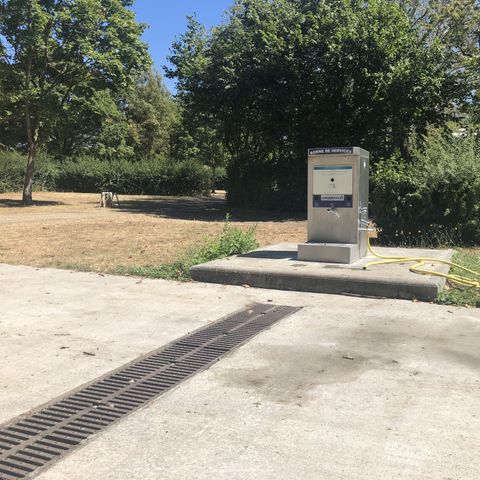 Stellplatz - Stellplatz Confort 100/150m² (1 Zelt, 1 Wohnwagen oder 1 Wohnmobil) + Strom + Wasser/Abfluss