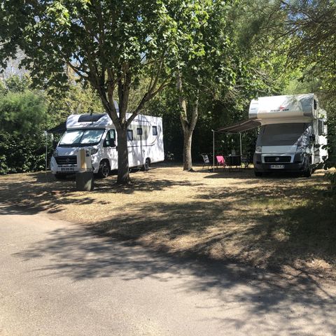 Stellplatz - Stellplatz Confort 100/150m² (1 Zelt, 1 Wohnwagen oder 1 Wohnmobil) + Strom + Wasser/Abfluss