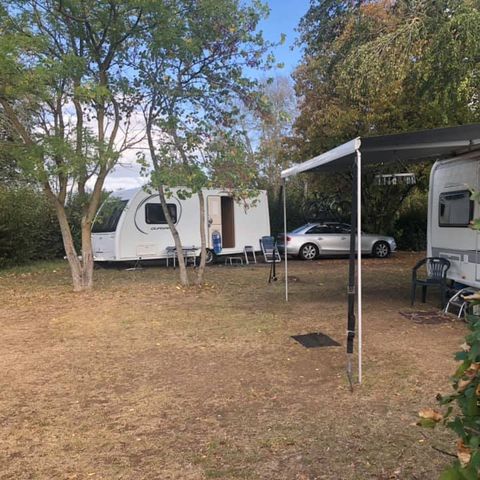 EMPLACEMENT - Emplacement Confort 100/150m² (1 tente, 1 caravane ou 1 camping-car) + électricité + eau/évacuation