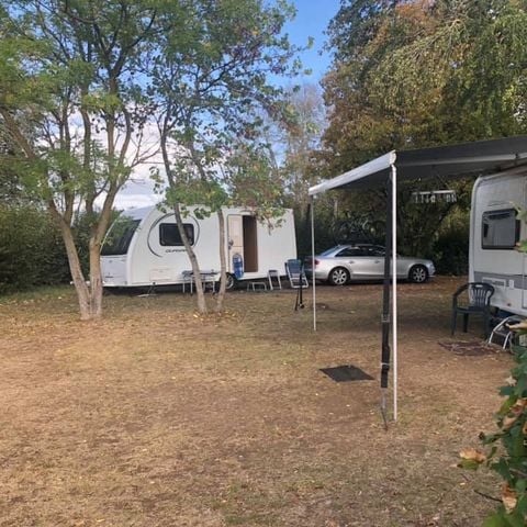 Stellplatz - Stellplatz Confort 100/150m² (1 Zelt, 1 Wohnwagen oder 1 Wohnmobil) + Strom + Wasser/Abfluss