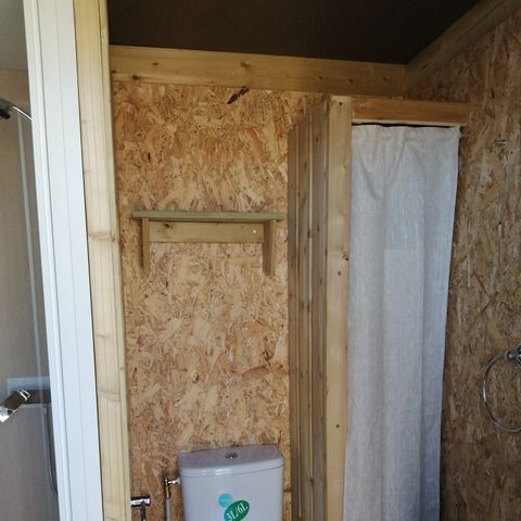 Stellplatz - Stellplatz Premium 100m2 (1 Zelt, 1 Wohnwagen oder 1 Wohnmobil), Strom 10A + private Sanitäranlagen