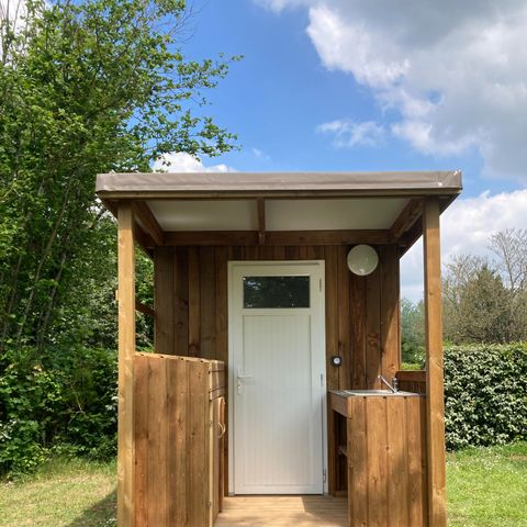 Stellplatz - Stellplatz Premium 100m2 (1 Zelt, 1 Wohnwagen oder 1 Wohnmobil), Strom 10A + private Sanitäranlagen