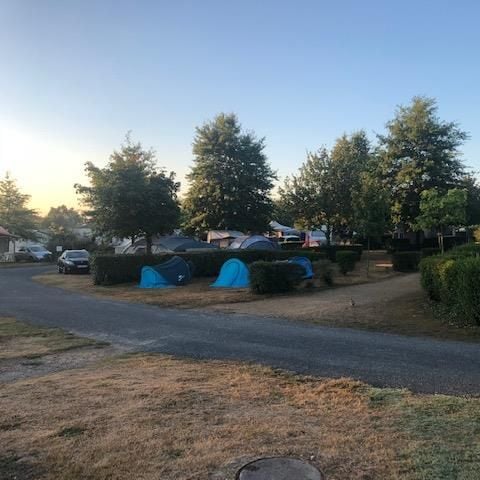 Emplacement - Forfait Confort : Emplacement + 1 voiture + électricité 10A