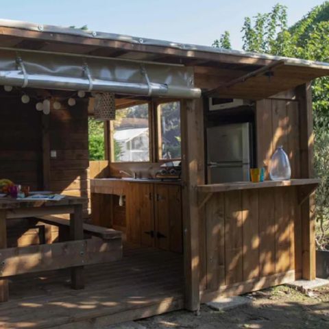 STAANPLAATS - Premium Freecamp Guinguette pakket: privé hut met eigen badkamer en keuken