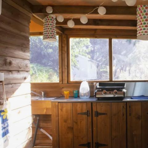 Kampeerplaats - Premium Freecamp Guinguette pakket: privé hut met eigen badkamer en keuken