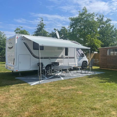 Stellplatz - Forfait Premium Freecamp Guinguette : Private Hütte mit eigenem Sanitärbereich und eigener Küche