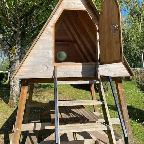 HÉBERGEMENT INSOLITE 2 personnes - Bivouac cabane en bois sur pilotis, matelas 2 places au sol sans sanitaires
