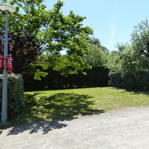 STAANPLAATS - Water, riolering, 10A elektriciteit + auto