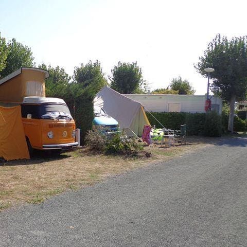 EMPLACEMENT - Eau, égout, électricité 10A + voiture