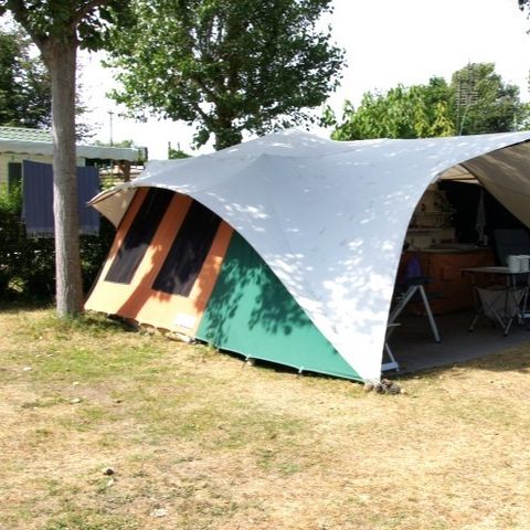 STAANPLAATS - Standplaats + 10A elektriciteit + 1 voertuig + tent of caravan