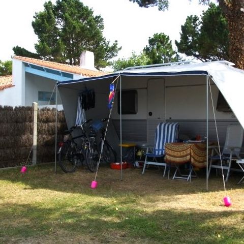 STAANPLAATS - Standplaats + 10A elektriciteit + 1 voertuig + tent of caravan