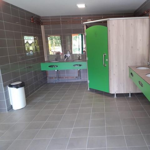 STAANPLAATS - Comfort pakket (1 tent, caravan of camper / 1 auto / elektriciteit)