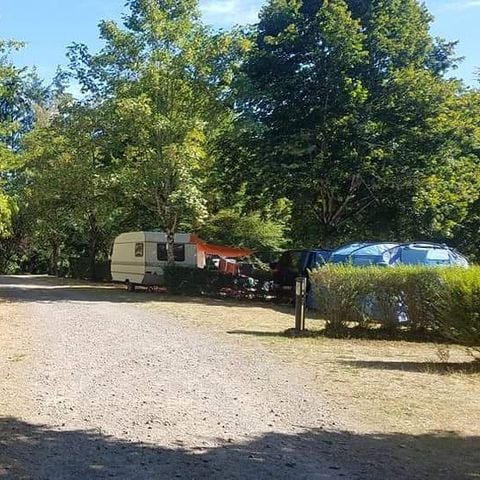 Stellplatz - Forfait Confort (1 Zelt, Wohnwagen oder Wohnmobil / 1 Auto / Strom)