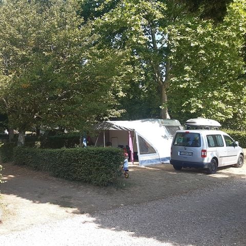 Kampeerplaats - Comfort pakket (1 tent, caravan of camper / 1 auto / elektriciteit)